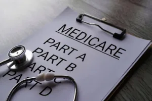 Clipboard of the pros and cons of medicare advantage plans
